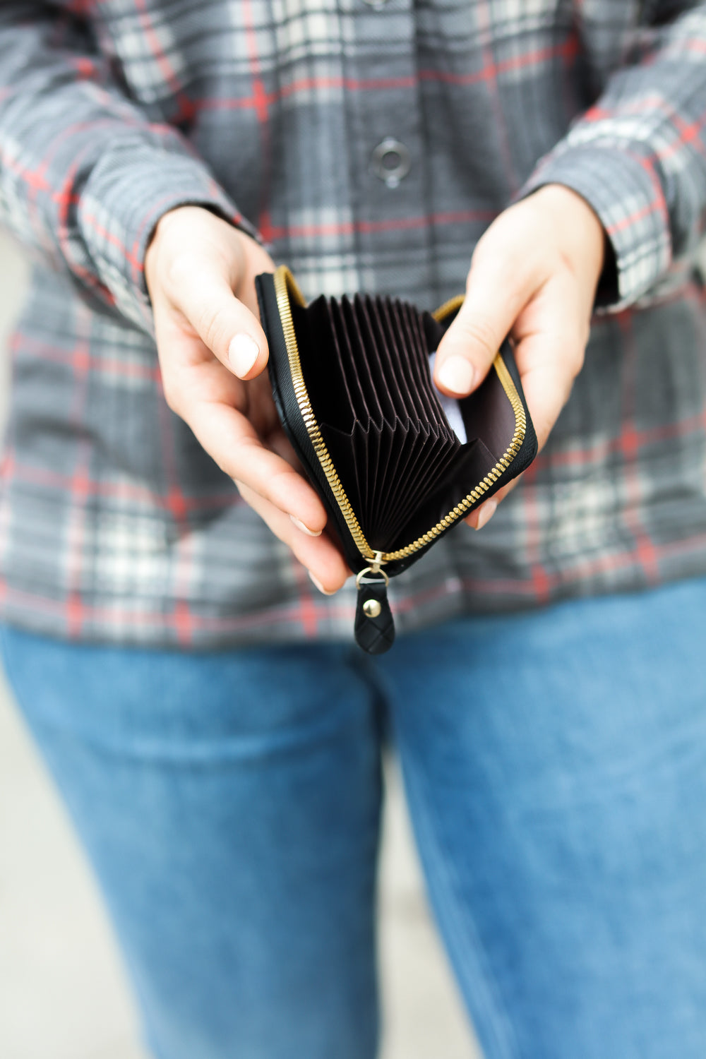 Think It Over Black Woven Vegan Accordion Zipper Cardholder
